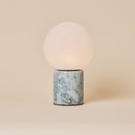 Oplaadbare tafellamp Metsu Medium blauwe calciet marmer met grijsblauwe adering