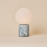 Oplaadbare tafellamp Metsu Medium blauwe calciet marmer met grijsblauwe adering