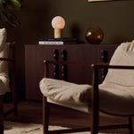 Tavellio Metsu oplaadbare tafellamp Honey Onyx marmer op dressoir met boeken