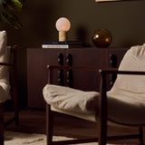 Tavellio Metsu oplaadbare tafellamp Honey Onyx marmer op dressoir met boeken