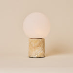 Metsu oplaadbare tafellamp Honey Onyx marmer met glazen bol, studiofoto
