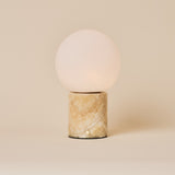 Metsu oplaadbare tafellamp Honey Onyx marmer met glazen bol, studiofoto