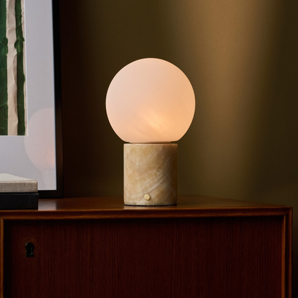 Tavellio Metsu oplaadbare tafellamp Honey Onyx marmer op houten dressoir