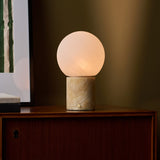 Tavellio Metsu oplaadbare tafellamp Honey Onyx marmer op houten dressoir