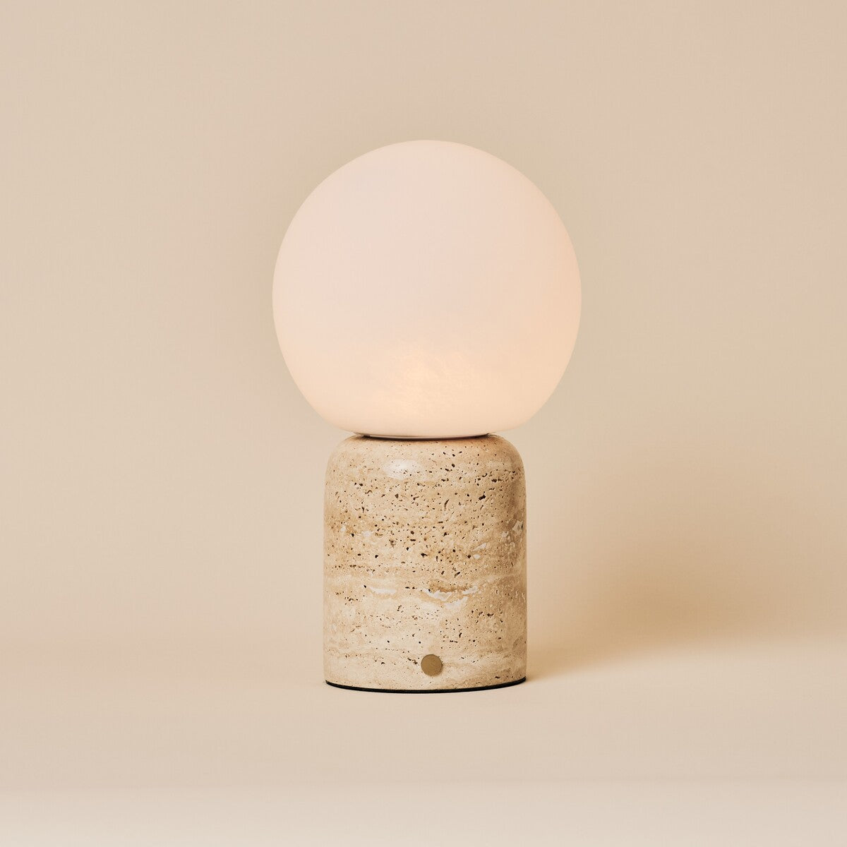 Tafellamp oplaadbaar Metsu Large in beige classic travertin, studio-opname op beige achtergrond