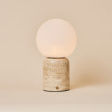 Tafellamp oplaadbaar Metsu Large in beige classic travertin, studio-opname op beige achtergrond
