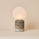 Oplaadbare tafellamp Metsu Large Silver Travertine grijsbeige marmer met glazen bol, studio