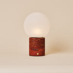 Oplaadbare tafellamp Metsu Medium rood travertin marmer met warme oranje adering