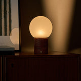 Oplaadbare tafellamp Metsu Red Travertine close-up, rode travertijn voet met ronde melkglazen bollamp