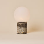 Metsu oplaadbare tafellamp Silver Travertine met glazen bol, studiofoto