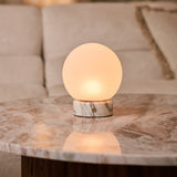 Tafellamp oplaadbaar Metsu Small Arabescato marmeren voet op bijzettafel naast fauteuil