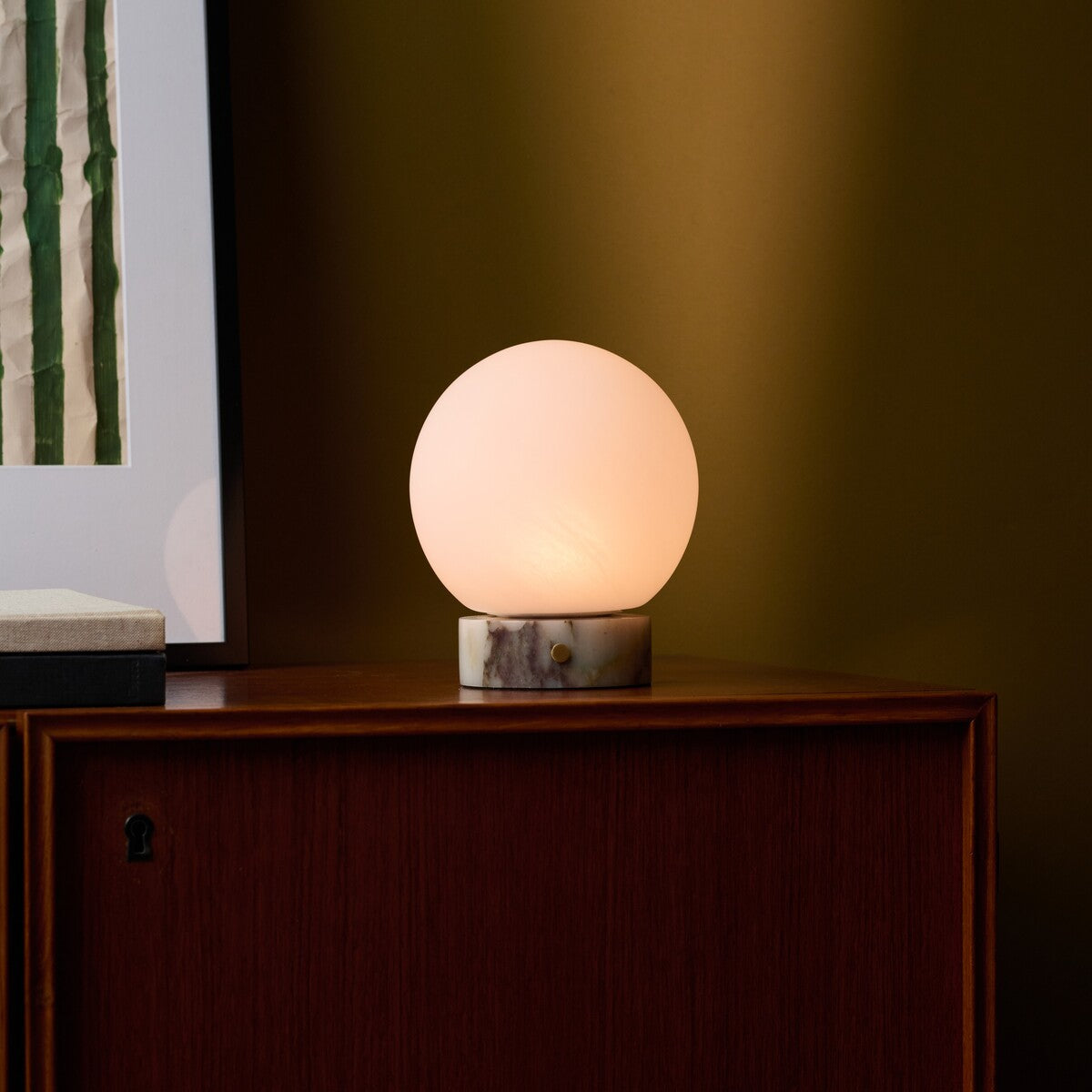 Oplaadbare tafellamp Metsu Small Calacatta Viola paars marmer in sfeervol donker interieur