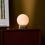 Oplaadbare tafellamp Metsu Small Calacatta Viola paars marmer in sfeervol donker interieur