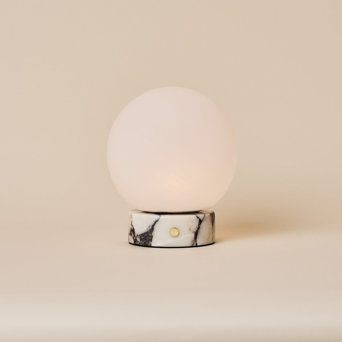 Tafellamp oplaadbaar Metsu Small Calacatta Vionaro wit marmer in sfeervol donker interieur