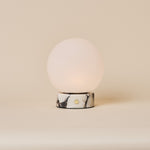 Tafellamp oplaadbaar Metsu Small Calacatta Vionaro wit marmer in sfeervol donker interieur
