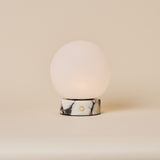 Tafellamp oplaadbaar Metsu Small Calacatta Vionaro wit marmer in sfeervol donker interieur