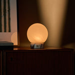 Oplaadbare tafellamp Metsu Small Calacatta Vionaro wit marmer op boekenstapel in woonkamer