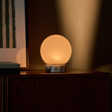 Oplaadbare tafellamp Metsu Small Calacatta Vionaro wit marmer op boekenstapel in woonkamer