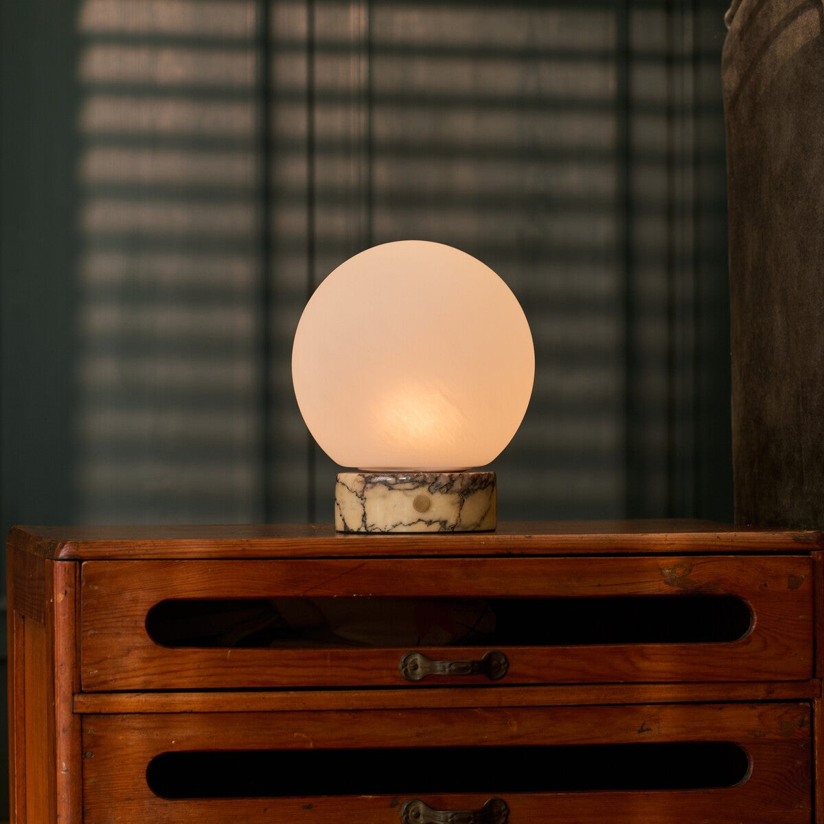 Rechargeable table lamp Metsu Small Calacatta Vionaro yellow marble on a bedroom dresser