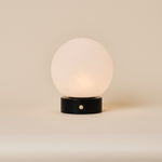 Oplaadbare tafellamp Metsu Small Nero Marquina zwart marmer close-up op dressoir bij bank