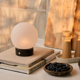 Oplaadbare tafellamp Metsu Small Nero Marquina zwart marmer op keukenblad met bosbessen