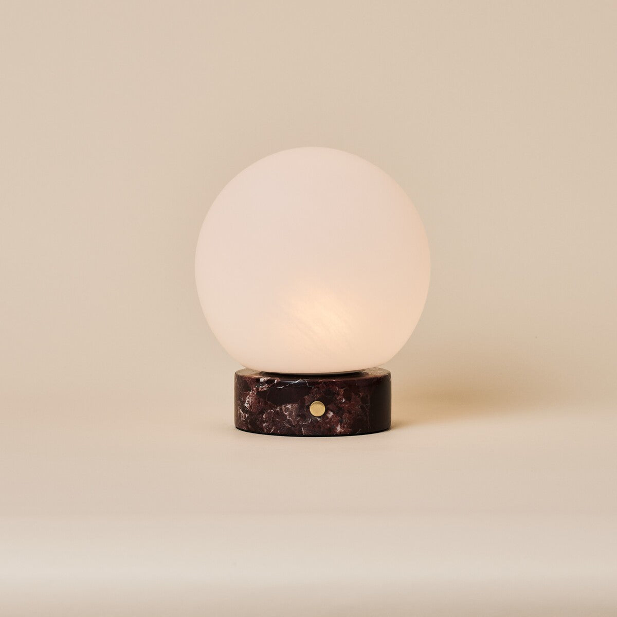 Tafellamp oplaadbaar Metsu Small Rosso Levanto marmer op ronde tafel naast gestreepte bank