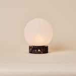 Tafellamp oplaadbaar Metsu Small Rosso Levanto marmer op ronde tafel naast gestreepte bank