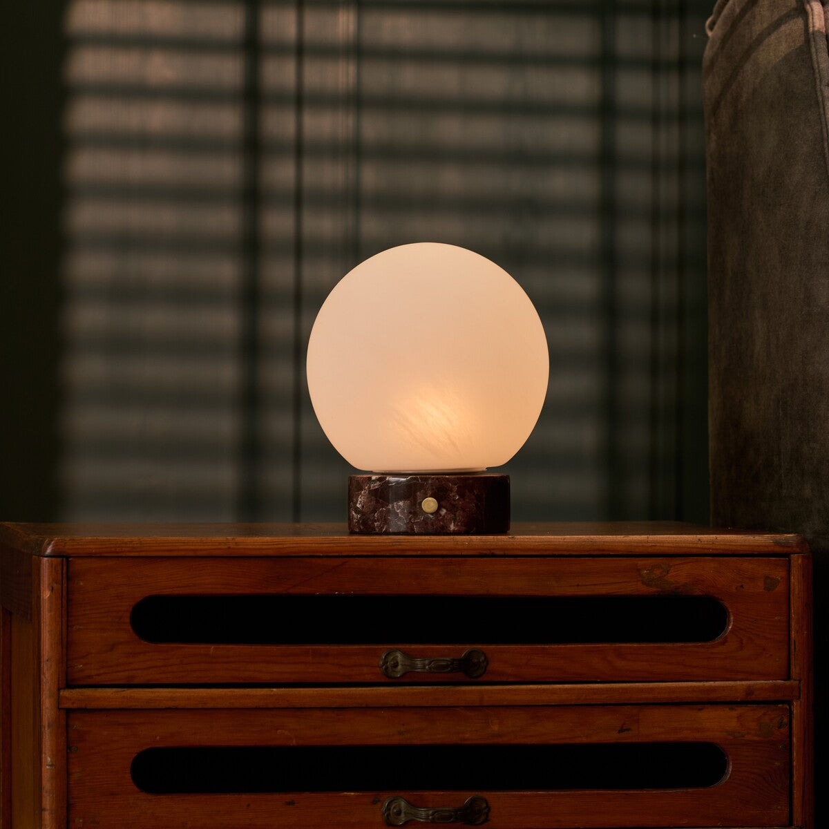 Oplaadbare tafellamp Metsu Small Rosso Levanto rood marmer met matglazen bol, studiofoto