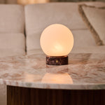 Oplaadbare tafellamp Metsu Small Rosso Levanto rood marmer op marmeren salontafel