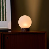 Tafellamp oplaadbaar Metsu Small Rosso Levanto marmer op vintage houten ladekast