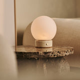 Metsu Small Beige – Travertin Wiederaufladbare Tischlampe 