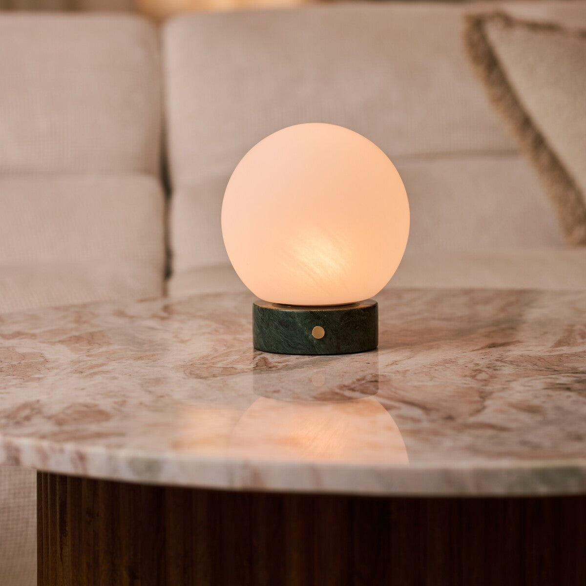 Tafellamp oplaadbaar Metsu groene marmeren voet en ronde opaline bolkap op marmeren salontafel