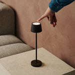 Combi Set Professional – 4 x Vondel Mini Mocha Brown Rechargeable Table Lamps & 1 x Amstel Wireless Charging Station with Q1-Technology – Perfect for Restaurants, Hospitality & Hotels Tavellio