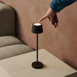 Combi Set Professional – 4 x Vondel Mini Mocha Brown Rechargeable Table Lamps & 1 x Amstel Wireless Charging Station with Q1-Technology – Perfect for Restaurants, Hospitality & Hotels Tavellio