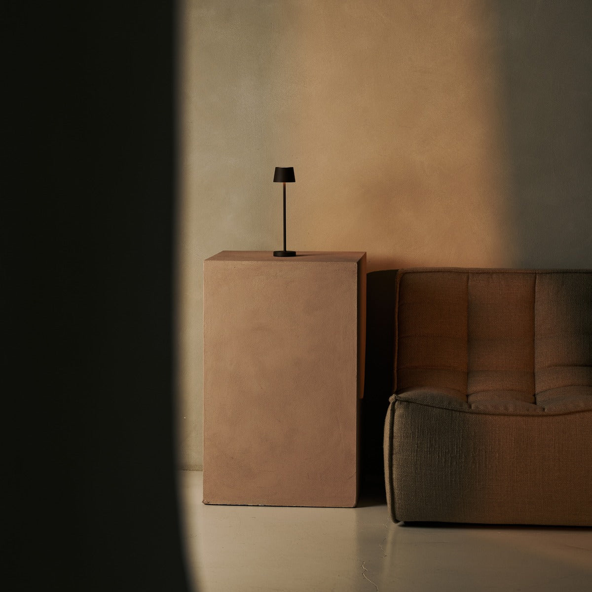 Vondel Mocha Brown Rechargeable and Cordless Lamp Perfect for Hospitality Industry – Wirelessly Rechargeable via Charging Station Tavellio