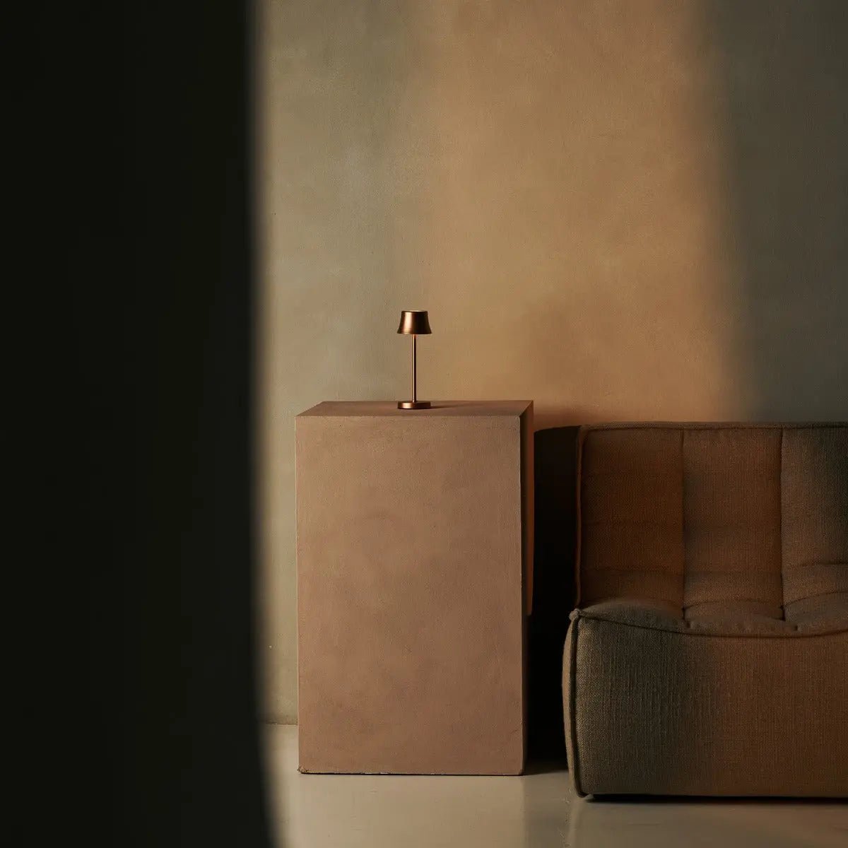 De Pijp Mini Copper Rechargeable Table Lamp – Wireless Charging, Dimmable Lamp & 3 Light Colors Tavellio
