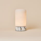 Tafellamp oplaadbaar Noé met Arabescato marmeren voet en albasten kap, close-up op beige achtergrond