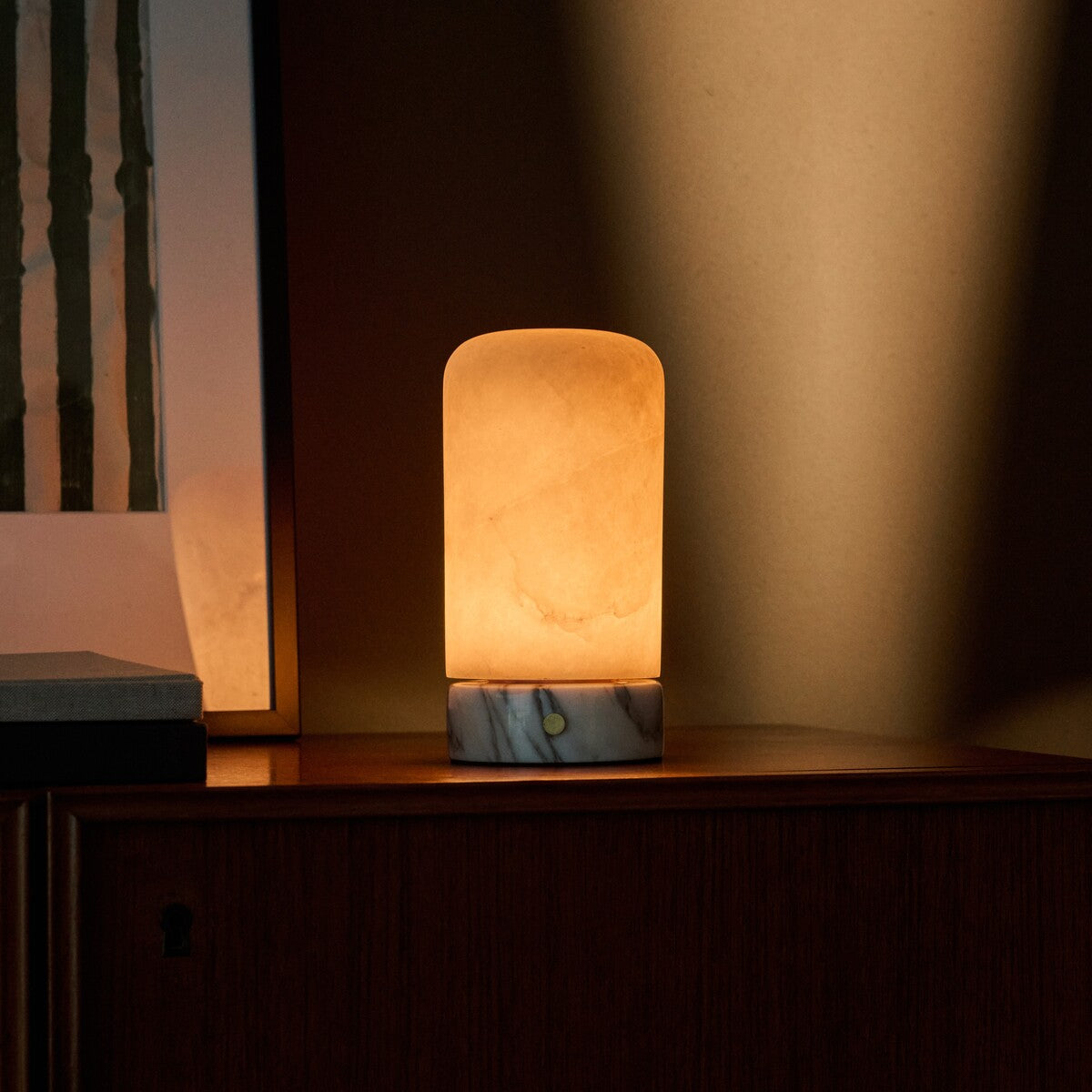 Oplaadbare tafellamp Noé met Arabescato marmeren voet en albasten kap, productfoto op beige achtergrond