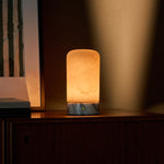 Oplaadbare tafellamp Noé met Arabescato marmeren voet en albasten kap, productfoto op beige achtergrond