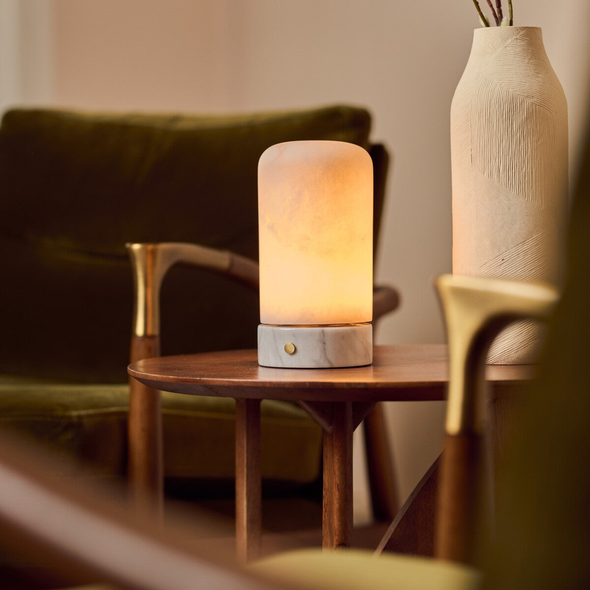 Tafellamp oplaadbaar Noé Bianco Statuarietto albast op bijzettafel woonkamer