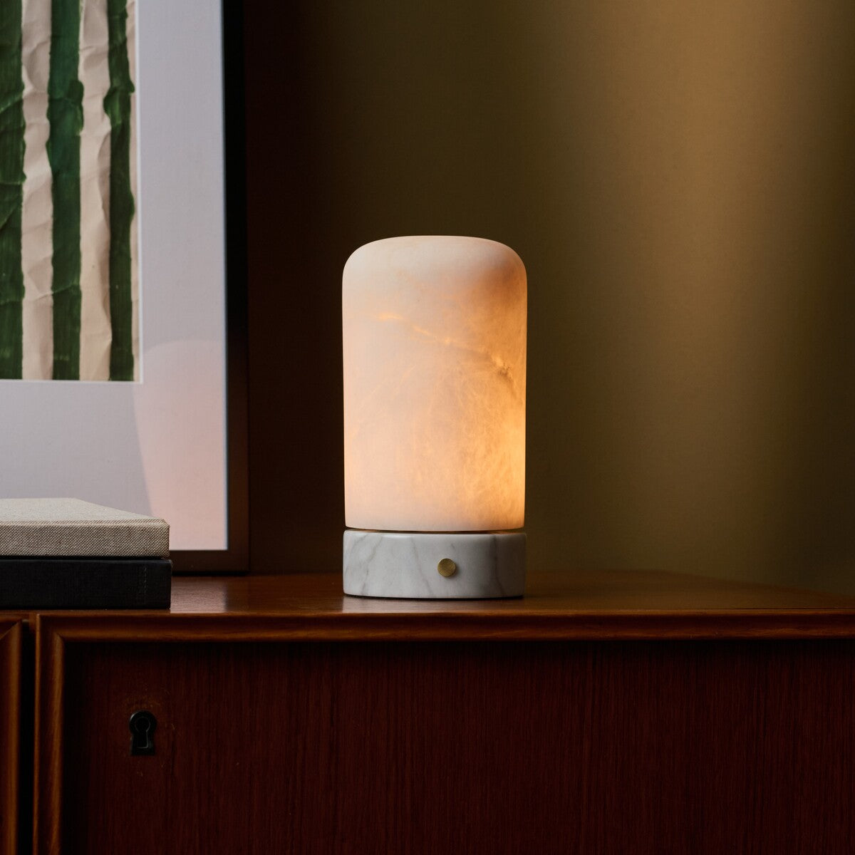 Oplaadbare tafellamp Noé Bianco Statuarietto wit marmer en albast op houten dressoir