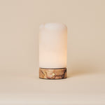 Noé Calacatta Vionaro marbre rose et albâtre lampe de table rechargeable Tavellio – sur une commode en bois – bouton variateur visible