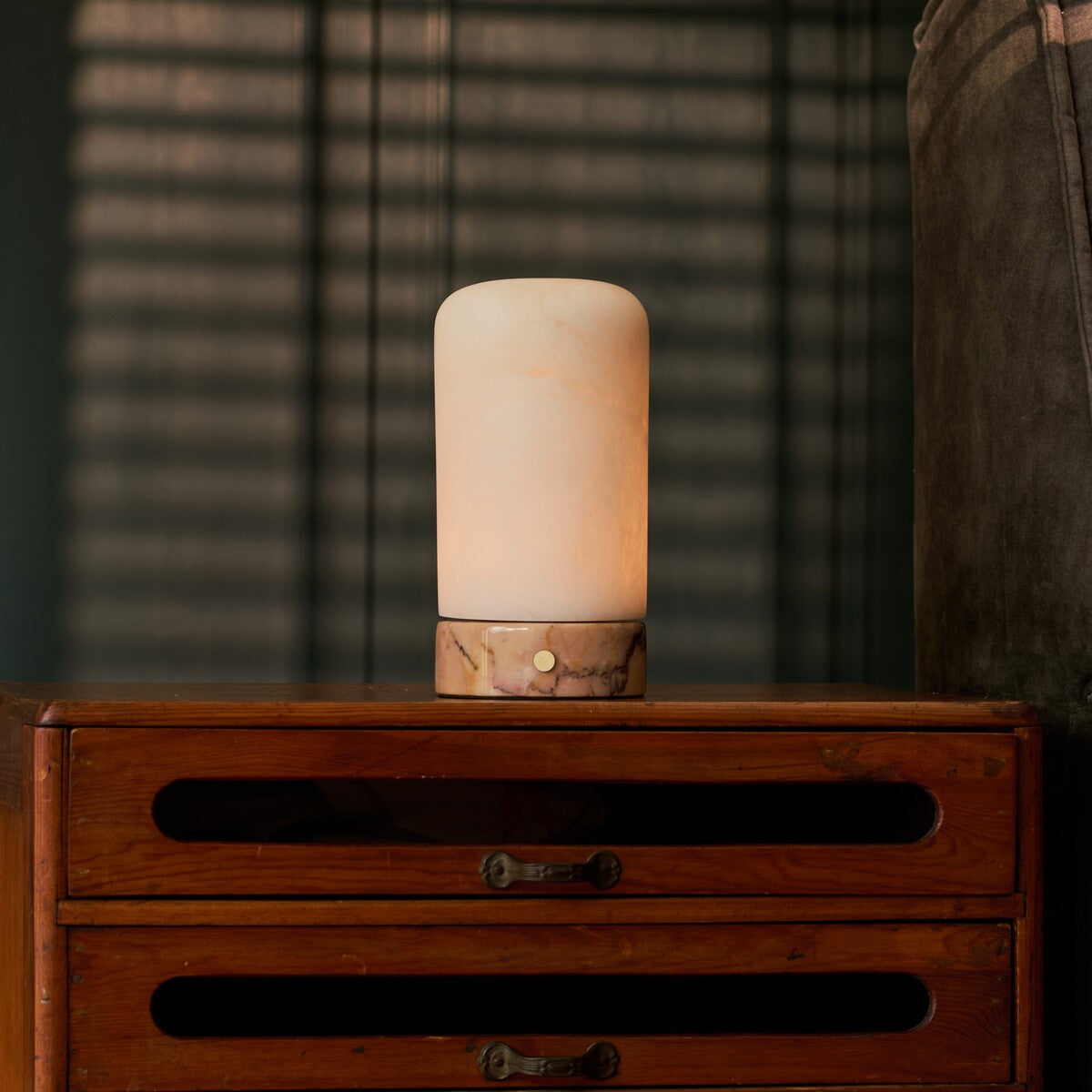 Noé Calacatta Vionaro marbre rose et albâtre lampe de table sans fil Tavellio – allumée sur une commode en bois – ambiance intérieure