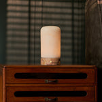Noé Calacatta Vionaro marbre rose et albâtre lampe de table sans fil Tavellio – allumée sur une commode en bois – ambiance intérieure