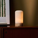 Noé Calacatta Vionaro marbre rose et albâtre lampe de table rechargeable Tavellio – sur un buffet en bois foncé – salon cosy