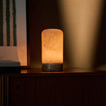 Noé Calacatta Vionaro marbre rose et albâtre lampe de table sans fil Tavellio – sur fond beige – détail de la base en marbre rose