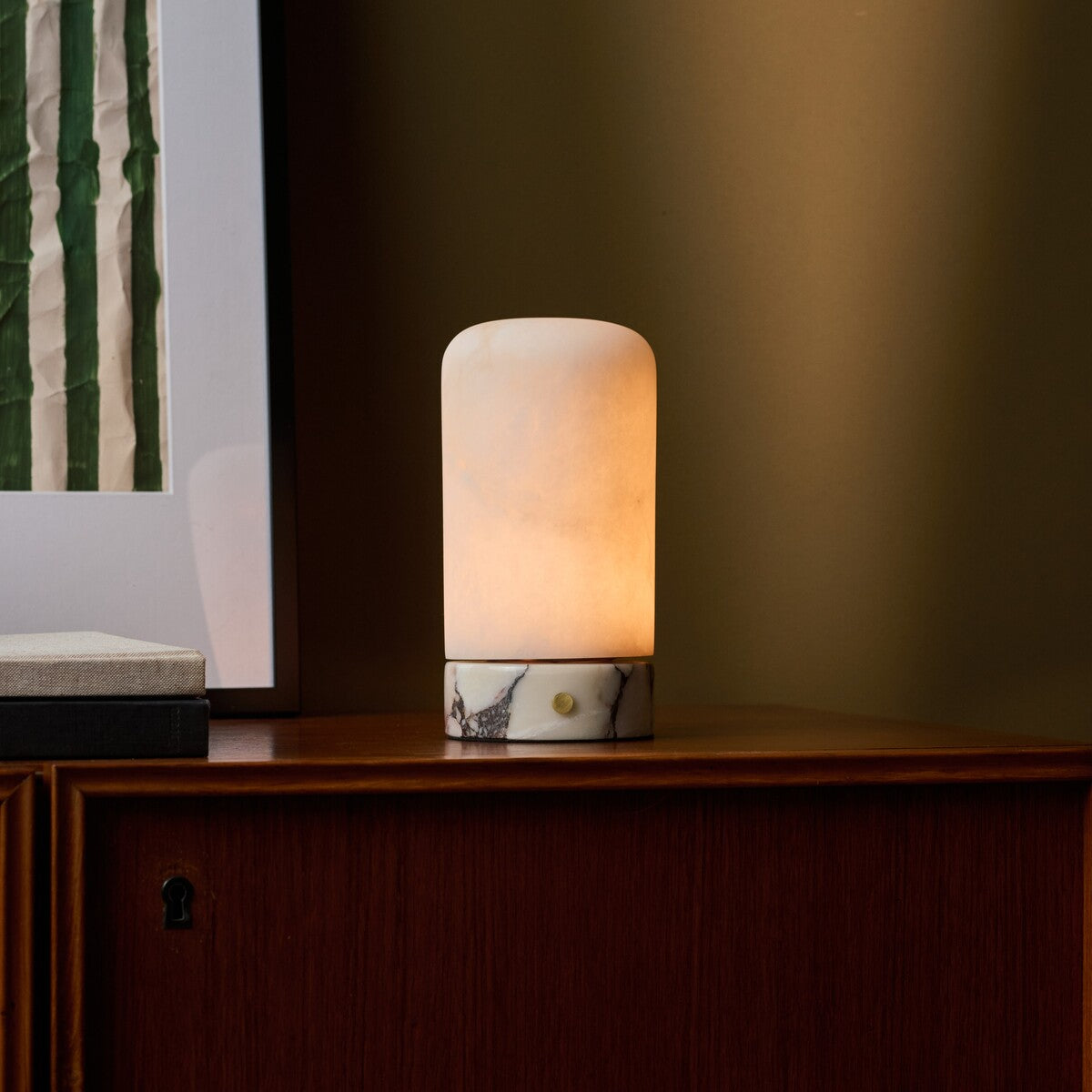 Oplaadbare tafellamp Noé Calacatta Vionaro wit marmer en alabaster brandend op houten dressoir