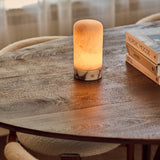 Oplaadbare tafellamp Noé Calacatta Vionaro wit marmer en alabaster op houten eettafel met boeken