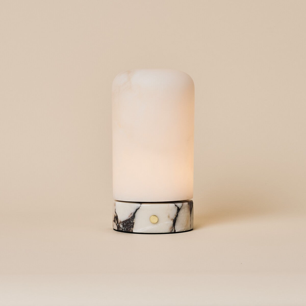 Tafellamp oplaadbaar Noé Calacatta Vionaro wit marmer en alabaster op beige studioachtergrond