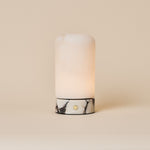 Tafellamp oplaadbaar Noé Calacatta Vionaro wit marmer en alabaster op beige studioachtergrond